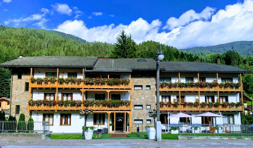 Olympic Regina Hotel Pinzolo Exterior foto